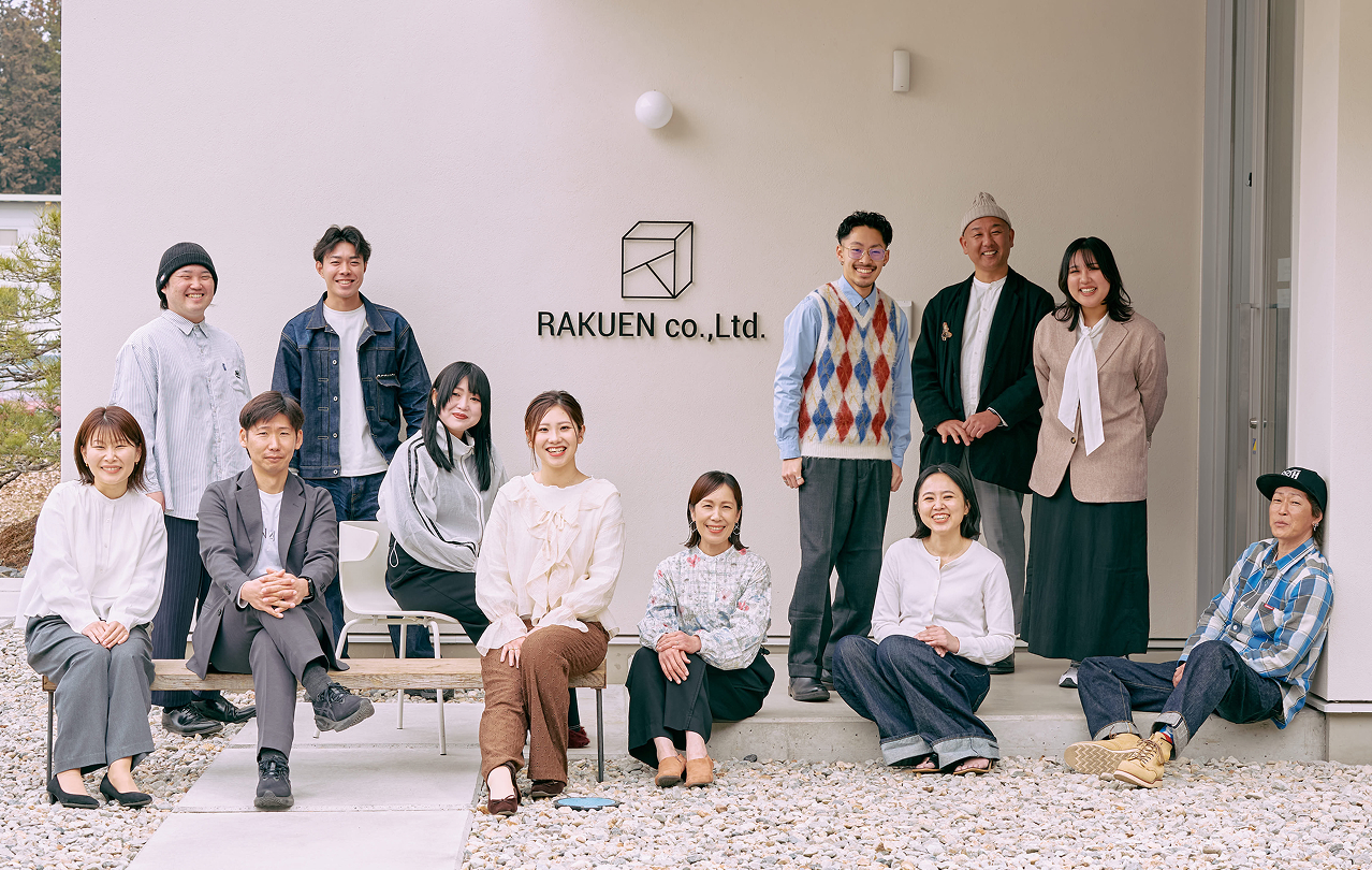RAKUEN スタッフ集合写真